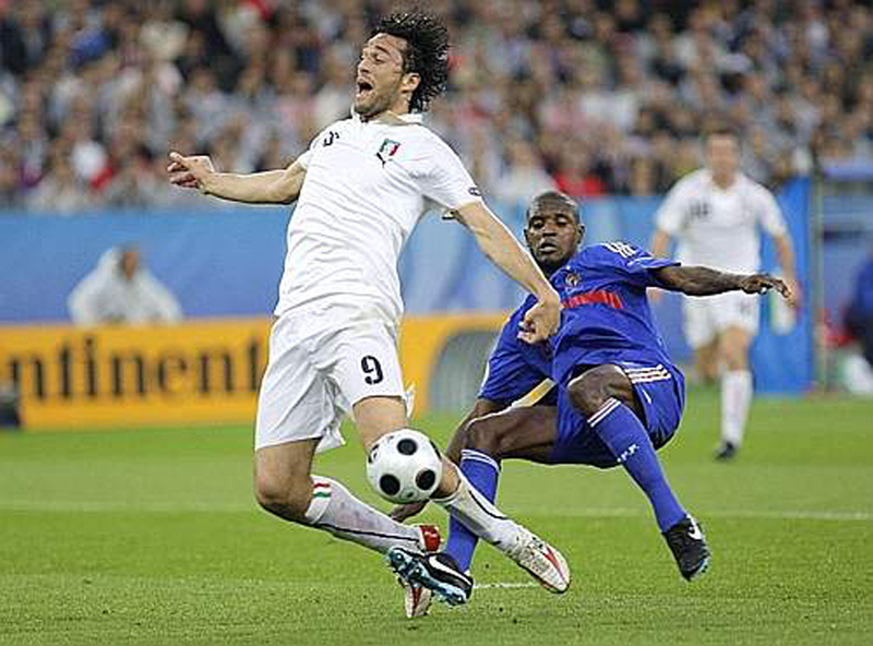 Euro 2008 (21).jpg - Italy's Luca Toni (L) is fouled in the penalty area by France's Eric Abidal during their Group C Euro 2008 soccer match at Letzigrund stadium in Zurich, June 17, 2008.   (SWITZERLAND)